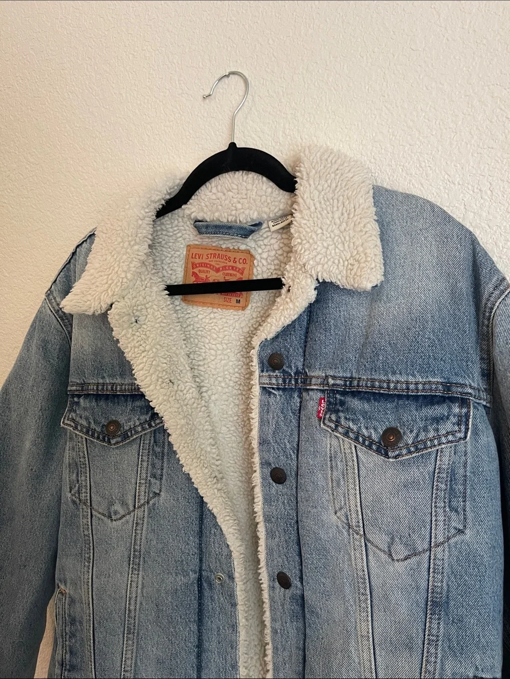 Levi's Light Blue Denim Sherpa Jacket with Cream Lining - Picture 2 of 5